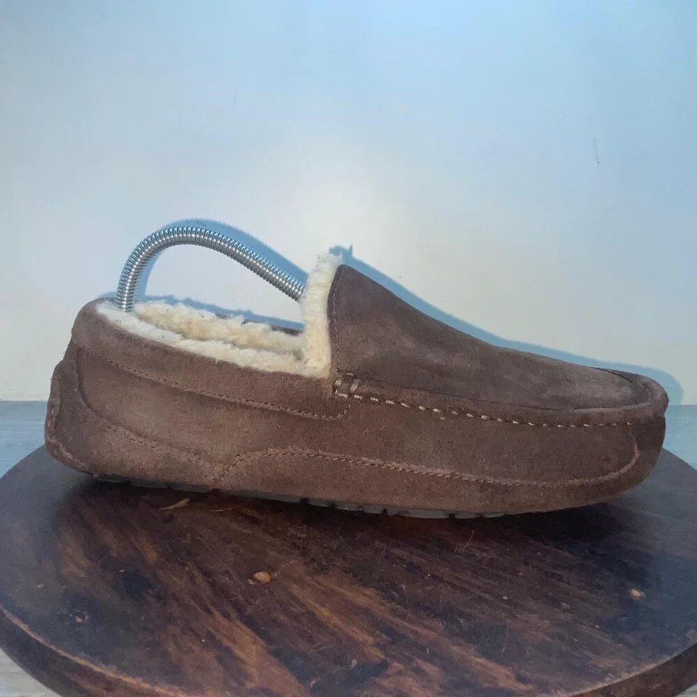 UGG 1101110 Men's Brown Sheepskin Suede Slippers Moccasin Shoes Size 9 Comfort